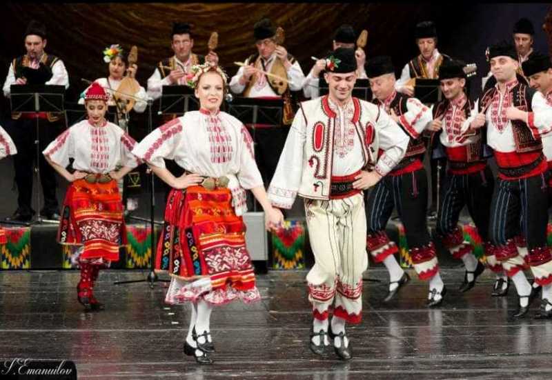 Traditional Dances by Özge Cingil - Illustrated by TURKEY-BULGARIA-ITALY-GREECE - Ourboox.com