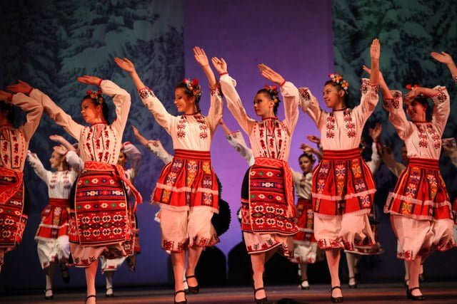 Traditional Dances by Özge Cingil - Illustrated by TURKEY-BULGARIA-ITALY-GREECE - Ourboox.com